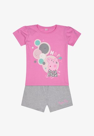 T-shirt rosa a maniche corte con un design grafico che presenta un maialino dei cartoni animati, circondato da cerchi colorati, abbinato a pantaloni corti grigi.