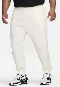 Nike Sportswear CLUB JGGR - Tracksuit bottoms - sail sail white