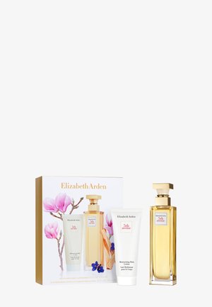 Elizabeth Arden 5th Avenue Duftset mit einer Parfümflasche mit goldfarbenem Verschluss und einer weißen feuchtigkeitsspendenden Körperlotion neben einer Verpackung mit Blumenmotiv.
