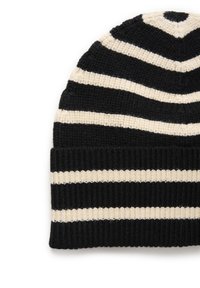 Berretto lavorato a maglia a righe nere e crema con un bordo a coste, caratterizzato da righe alternate di larghezza ampia e stretta. Tessuto texturizzato in tutto il berretto.