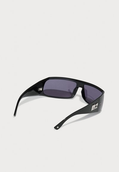 Ochelari de soare negri cu un design unghiular, lentile întunecate și accente argintii. Prezintă forme geometrice și un cadru din plastic neted.