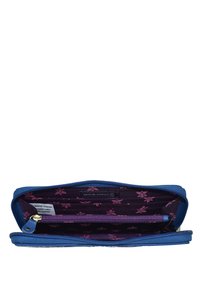 Blauwe portemonnee met ritssluiting, geopend om de paarse bloemenstof voering te tonen, meerdere kaartsleuven en een centrale ritsvak voor munten met RFID-blokkeertag.