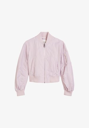 Jasnoróżowa bomberka z zamkiem z przodu, prążkowanym kołnierzem i mankietami, dwiema bocznymi kieszeniami oraz kieszenią na rękawie zapinaną na zamek. Gładka, błyszcząca tekstura.