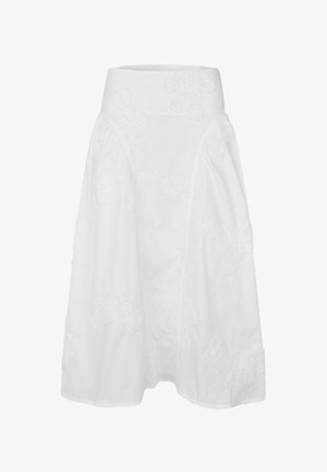 Biała spódnica midi z wysokim stanem i subtelnymi kwiatowymi haftami na lekkim materiale.