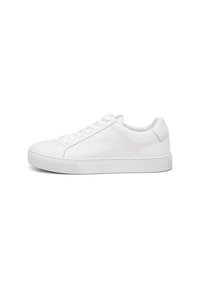 Sneaker en cuir blanc avec une texture lisse, bout rond et semelle en caoutchouc plate. Présente un subtil détail de couture et un système de laçage traditionnel.