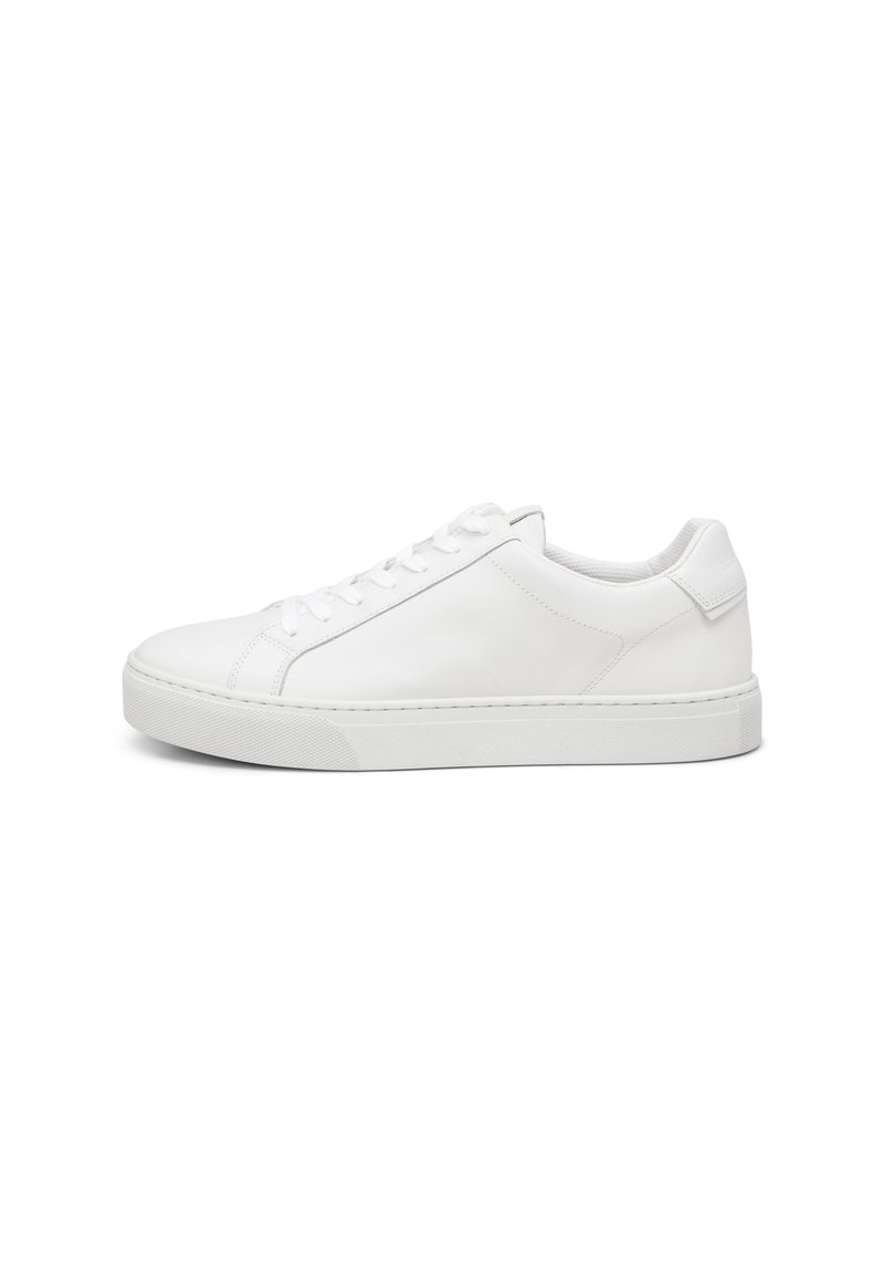 Sneaker en cuir blanc avec une texture lisse, bout rond et semelle en caoutchouc plate. Présente un subtil détail de couture et un système de laçage traditionnel.