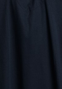 Dunkelblauer Baumwollstoff mit einer weichen Textur und leichtem Glanz. Verfügt über einen runden Ausschnitt und eine glatte Oberfläche, ohne sichtbare Muster oder Akzente.