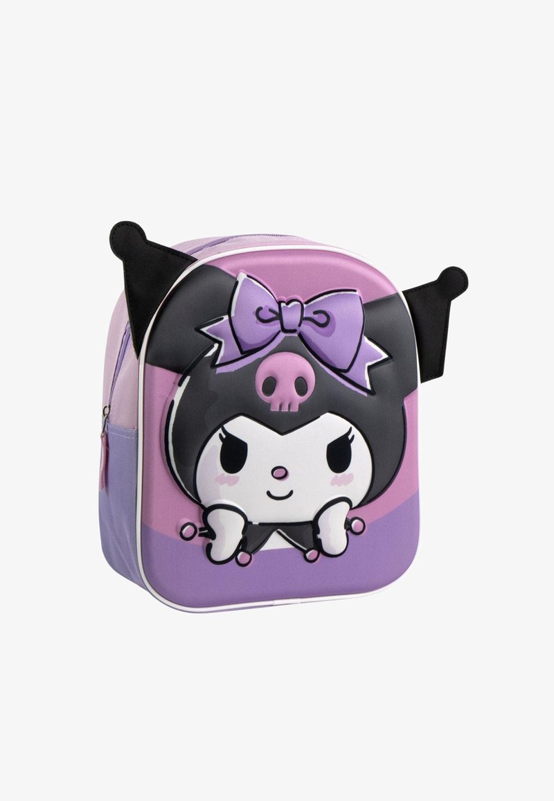 Sac à dos avec un design violet et noir mettant en avant un personnage de dessin animé avec un nœud et un crâne. Matériau doux avec des accents noirs contrastants.