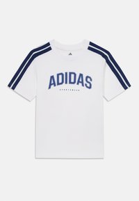Biała bawełniana koszulka z granatowymi paskami na ramionach, z logo "ADIDAS" w wyraźnym niebieskim kolorze oraz napisem "SPORTSWEAR" poniżej. Krótkie rękawy.