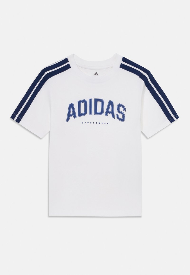 Biała bawełniana koszulka z granatowymi paskami na ramionach, z logo "ADIDAS" w wyraźnym niebieskim kolorze oraz napisem "SPORTSWEAR" poniżej. Krótkie rękawy.