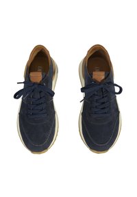 Marineblaue Wildledersneaker mit braunen Lederakzenten, runder Zehenform, Schnürverschluss und strukturiertem Gummisohle.