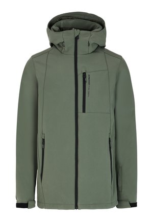 Chaqueta softshell verde con cremallera frontal, capucha ajustable y dos bolsillos laterales. Cuenta con un bolsillo en el pecho con cremallera negra y logo.