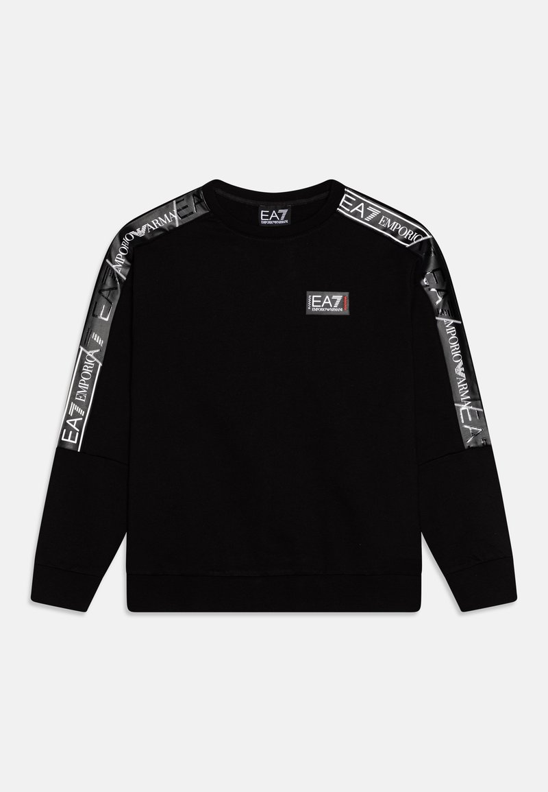 Černá mikina s logem EA7 na hrudi a s brandingovým páskem podél rukávů. Jednoduchý, stylový design pro každodenní nošení.