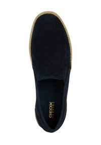 Scarpa slip-on in suede blu Navy con suola in iuta intrecciata. Caratterizzata da una punta tonda e una fodera in tessuto traspirante. Logo dorato all'interno.