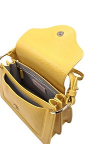 Borsa a tracolla gialla in pelle con finitura texture, dotata di chiusura a patta, più scomparti e dettagli in metallo argentato.