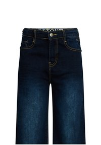 Jeans in denim blu scuro con design a gamba dritta, cuciture gialle e chiusura con bottone frontale. Presentano cinque tasche e una vita.