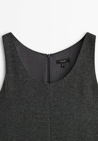 Robe grise sans manches en tissu texturé, avec un col rond et une fermeture éclair à l'arrière. Design minimaliste aux lignes épurées.