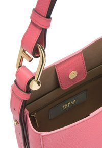 Roze leren handtas met een gestructureerde afwerking en gouden accessoires. Beschikt over een ruime binnenkant, inclusief een ritssluitingvak en merklabel.