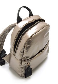 Mochila metálica dorada con un diseño acolchado, que presenta cremalleras negras y un bolsillo frontal, tirantes negros y un asa para transportar.
