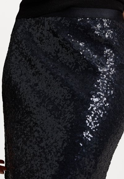 Schwarzer Paillettenrock mit strukturierter Oberfläche, der einen glänzenden Eindruck hinterlässt. Ein sichtbarer Bund ergänzt das Gesamtdesign.