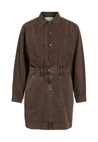 Smeđa traper haljina s ovratnikom, kopčom na dugmad, dugim rukavima, strukiranom siluetom i dva prednja džepa; sadrži šavnu obradu po cijeloj haljini.