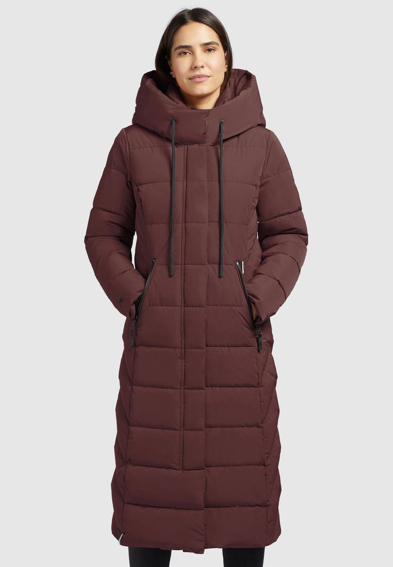 Burgunderfärgad pufferjacka med huva, med en quiltad design, justerbara dragsko och fickor med dragkedja. Lång längd, slät textur.