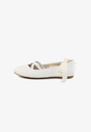 Weißer Ballerinaschuh mit rundem Zehenbereich, überkreuzten elastischen Riemen, einer Schleife aus Band an der Ferse und einer flachen braunen Sohle.
