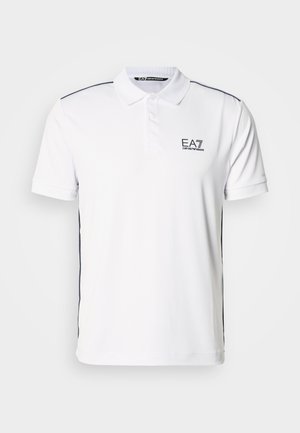 Λευκό πόλο μπλουζάκι από βαμβακερό μείγμα, με ριμπ γιακά, πατιλέτα με τρία κουμπιά και μπλε σκούρες πλευρικές λεπτομέρειες. Κεντημένο λογότυπο στο στήθος.