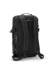 Sort rygsæk med et strømlinet design, der har justerbare stropper, lynlåse og et struktureret stof. Indeholder accent hardware og en sidelomme.