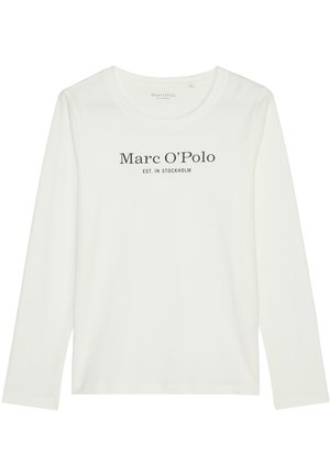 Chemise à manches longues blanche en tissu doux, présentant un col rond et le texte « Marc O’Polo EST. À STOCKHOLM » en gris foncé.