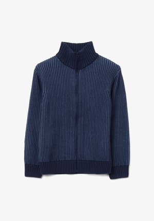 Marinefarbener Reißverschluss-Pullover mit vertikal gerippter Struktur, hohem Kragen und einfarbigen Bündchen. Hergestellt aus weichem Strickstoff.