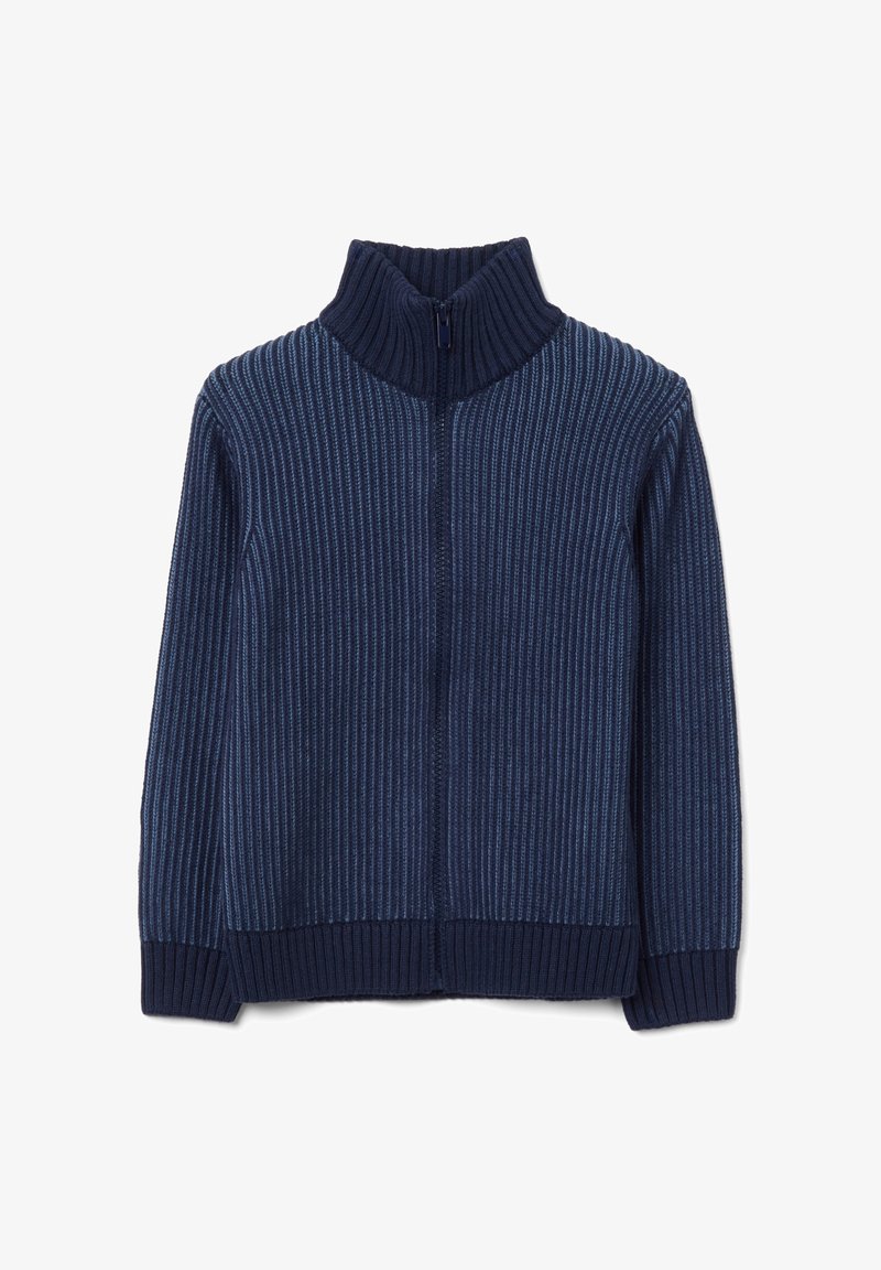 Marinefarbener Reißverschluss-Pullover mit vertikal gerippter Struktur, hohem Kragen und einfarbigen Bündchen. Hergestellt aus weichem Strickstoff.