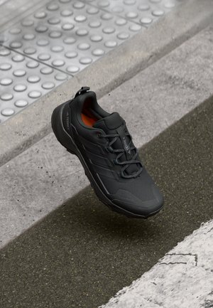 SKYCHASER AX5 - Hikingschuh - core black/carbon