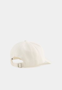 Hvit bomull baseball caps med buet skygge, justerbar stropp bak, og myk, jevn tekstur. Ingen synlige mønstre eller logoer.