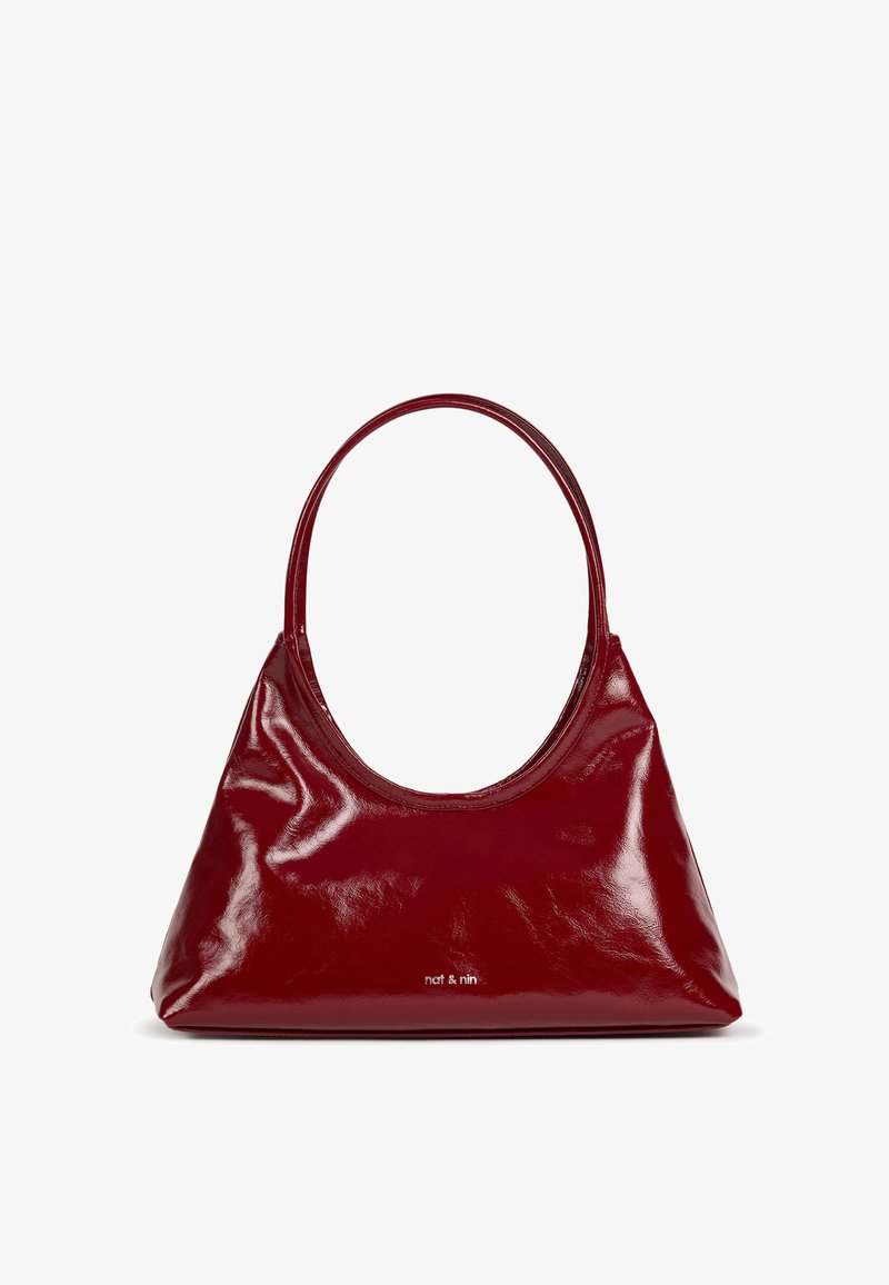 Sac à main en cuir rouge foncé brillant avec une poignée ronde unique et un petit logo "nat & nin" centré près du bas.