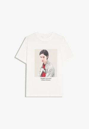 Bershka, GRACIE ABRAMS OVERSIZE SHORT SLEEVE - T-SHIRT - T-shirt print - white