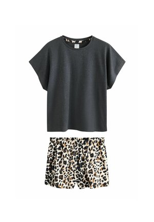 Mørkegrå løs top med korte ærmer kombineret med elastiktrusser med beige, sort og brun leopardmønster.