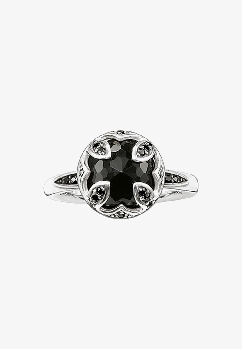 Bague en argent avec une grande pierre précieuse noire ronde maintenue par quatre griffes ornées, avec de plus petites pierres noires tout le long du cercle.