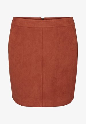 Rode suède miniskirt met een gladde textuur, aansluitend ontwerp en een rits aan de achterkant. Strakke lijnen en geen zichtbare zakken.