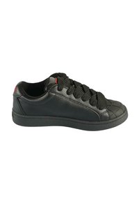 Μαύρο δερμάτινο sneaker χαμηλού προφίλ με χοντρές μαύρες κορδόνια, υφασμένη μύτη και ελαφριά κόκκινη λεπτομέρεια κοντά στη γλώσσα και τη φτέρνα.