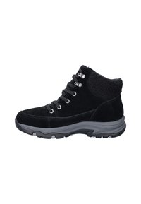 Las botas de tobillo de ante negro presentan un cuello texturizado, suela de goma gris y seis ojales con cordones a juego para un ajuste seguro.