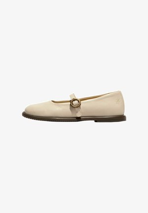 Beige leren Mary Jane platte schoen met ronde bronzen gesp en donkerbruine zool, gezien van de zijkant met geperst bijenlogo op de hiel.