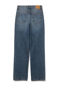 Jeans de mezclilla azul claro con un diseño de pierna recta, que cuentan con dos bolsillos traseros y un parche de cuero marrón en la cintura.