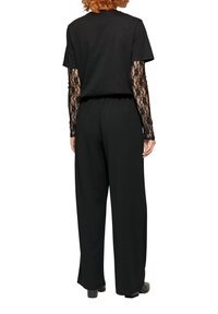 QS ELASTISCHE HIGH WAIST MIT WEITEM BEIN - Broek - schwarz