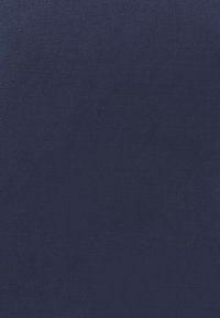 Stevige donkerblauwe stof met een subtiele diagonale ribbelstructuur en een fijne weefpatroon.