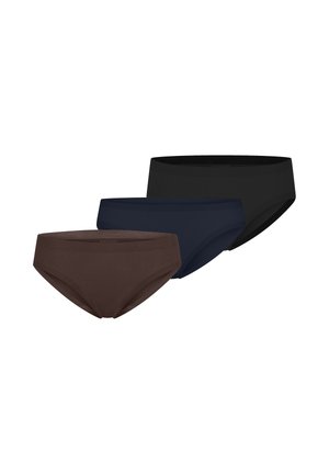 Tre paia di slip da uomo tinta unita in marrone, blu navy e nero disposti diagonalmente su sfondo bianco.