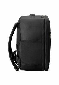 Mochila negra con un exterior suave y duradero, cierre de cremallera y bolsillo lateral. Cuenta con correas de hombro acolchadas y una forma estructurada.