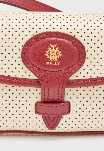 Λευκή δερμάτινη τσάντα με διάτρητο σχέδιο, κόκκινη δερμάτινη επένδυση και κούμπωμα με χρυσό λογότυπο και έμβλημα Bally.