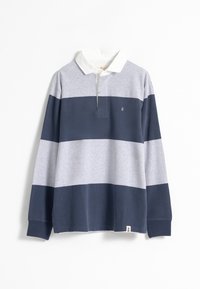 Camisa polo de manga larga con rayas horizontales alternas en gris y azul marino, un cuello blanco y un pequeño logo bordado en el pecho.