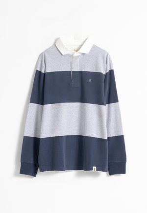 Camisa polo de manga larga con rayas horizontales alternas en gris y azul marino, un cuello blanco y un pequeño logo bordado en el pecho.